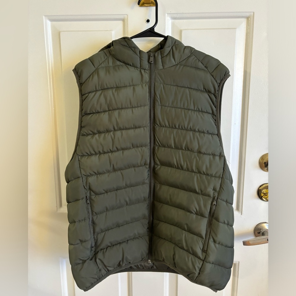 Men’s green puffer vest